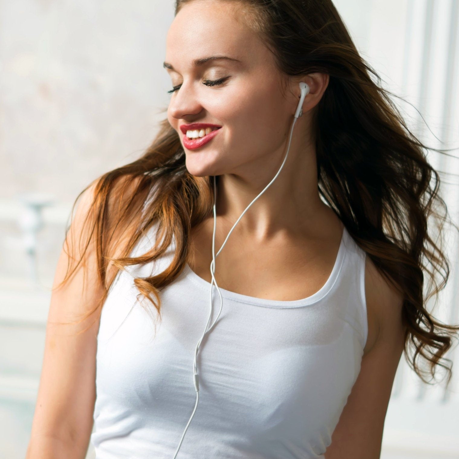 5 Empowering Podcasts for Women Ready to Build a Business & Life They Love - Be Sharp